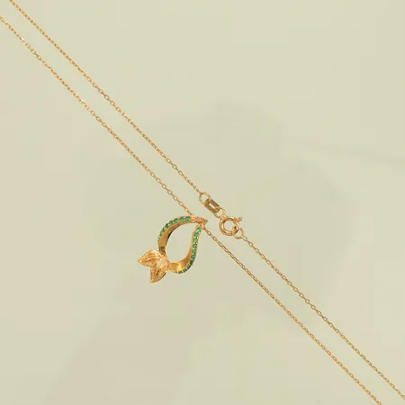 Halskedja, integrerat hänge med gröna stenar, längd 45,5cm, bredd 1-20mm, 21K, 2,8g Vikt: 2,8 g