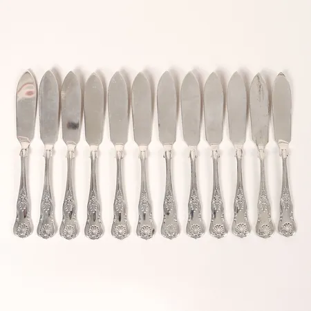 12 Smörknivar, modell Engelsk Snäck (Kings Pattern), William Yates, Sheffield, England, år 1980, längd: 144 mm, 925/1000 silver. Vikt: 246,3 g