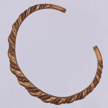 Armband, Kalevala, stelt & öppen modell, 63 x 50mm, tvinnat, brons