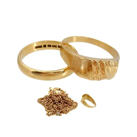 Diverse smycken, 18K guld, slitage, gravyrer Vikt: 12,7 g