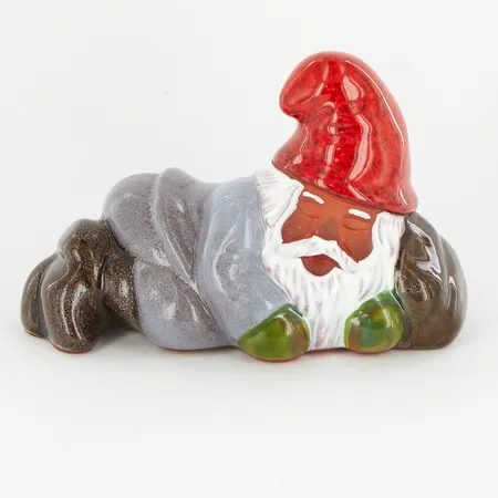 Figurin, sovande tomte, design Rolf Berg, Torshälla Sweden, höjd ca 9cm, etikettmärkt Vikt: 0 g
