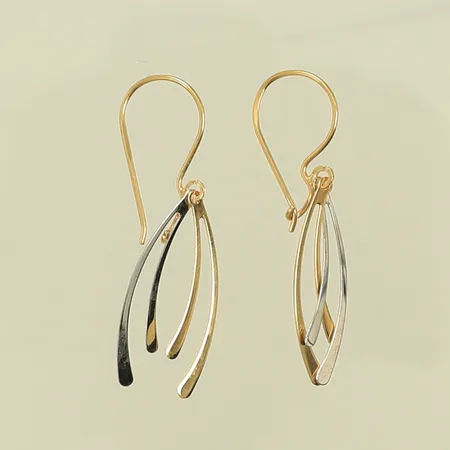 Ett par örhängen tvåfärgade, 40mm inkl ögla, 18K 1,8g Vikt: 1,8 g