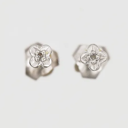 Ett par örhängen med diamanter 2x ca 0,01ct, bredd 3mm, vitguld, 18K Vikt: 0,8 g