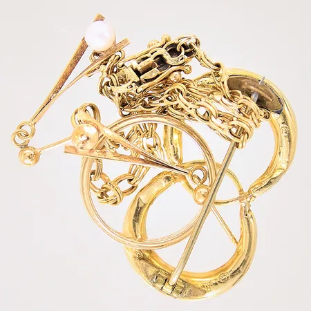 Diverse guld, pärla, ojämnheter, bucklig, gravyr, nål ej i guld, tennlagning, defekt, 18K  Vikt: 10,6 g