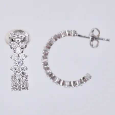 Ett par örhängen med vita stenar, längd: ca 1,5cm, bredd: ca 5mm, GHA, 925/1000, silver Vikt: 2,7 g