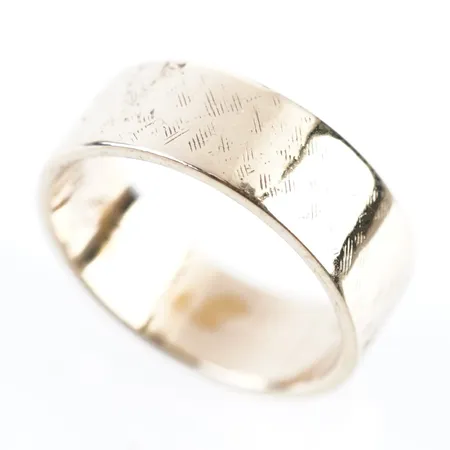 Ring, stl 16½(52), bredd 6,5mm, 14k, gravyr Vikt: 4,8 g