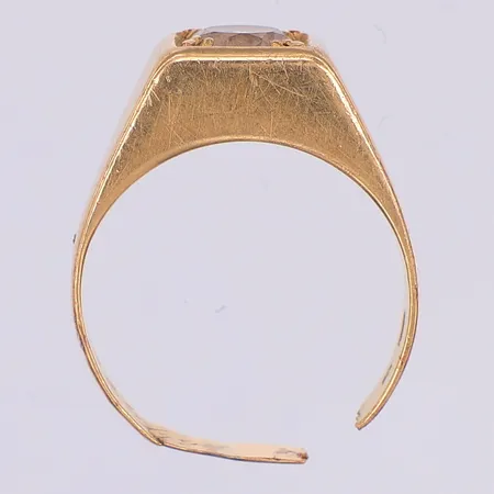 Ring, vit sten, defekt, avklippt, gravyr, 18K Vikt: 4,1 g