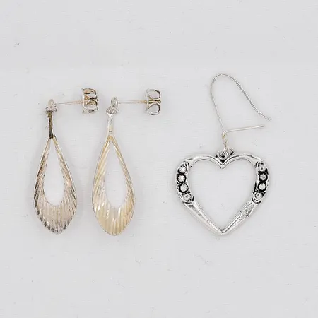 Ett par örhängen, längd 35mm, ett udda örhänge hjärta, silver 925/1000 Vikt: 5,3 g