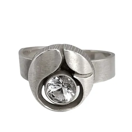 Ring FINLAND, silver 925/1000, KARL LAINE - FINNFEELINGS FINLAND 1995, Ø18,0 mm, (justerbar skena), skena bredd 4,5 mm, Bergkristall, dekor (Ø12 mm), sten utan anmärkning, fint skick Vikt: 4,1 g