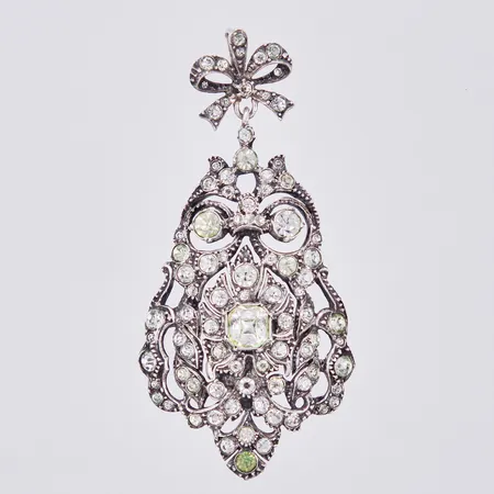 Hänge med vita stenar, längd: ca 6,5cm, bredd: ca 2-30mm, svensk importstämpel, 830/1000, silver Vikt: 15,2 g