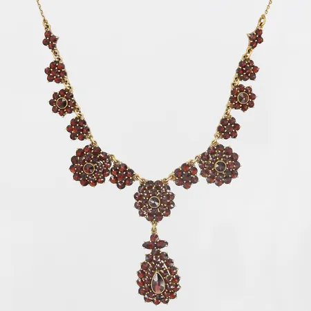 Collier med granater, längd 43cm, höjd på hängande kläpp 43mm, gulmetall