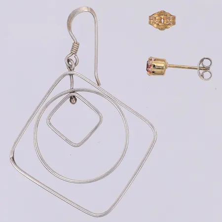 2 Örhängen, udda & 1 snurrebuss, silver Vikt: 3,5 g