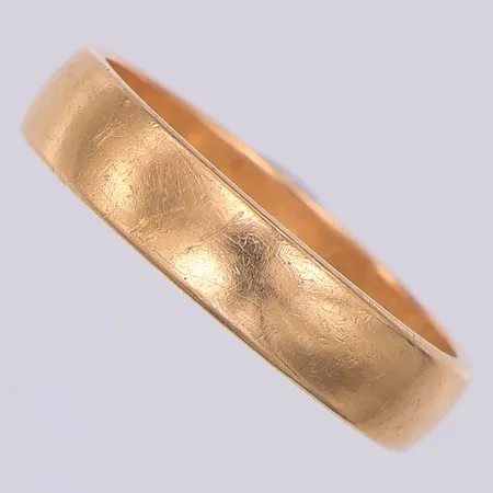 Ring, slät, stl 20½, Schalin, gravyr, 18K Vikt: 6,6 g