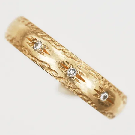 Ring med mönsterdekor samt diamanter 3 x ca 0,01ct, stl: 15¾, bredd: 4mm, gravyr, 18K guld. Vikt: 3,8 g