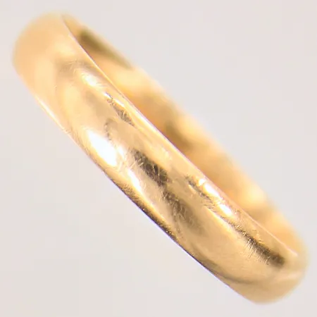 Ring, slät, stl 19½, bredd 4mm, gravyr, 18K Vikt: 3,7 g