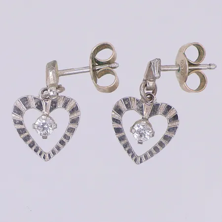 Ett par örhängen, hjärtan, vit sten, 15mm, 835/1000 silver Vikt: 1,6 g