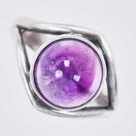 Ring med lila sten, E Granit, stl: 17¼, bredd: ca 3-15mm, 835/1000, silver Vikt: 3,6 g