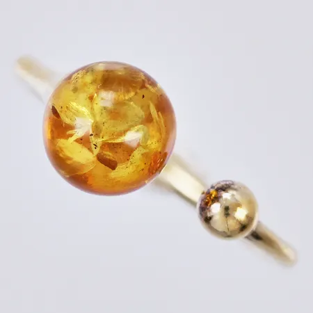 Ring med bärnsten, stl ca 17¾, bredd ca 1-8mm, justerbar, förgyllt 925/1000 silver  Vikt: 2,3 g