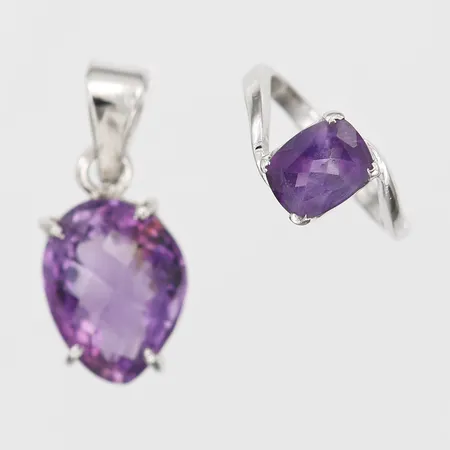 Ring samt hänge med glasdetaljer, ringens stl: 17, hängets höjd inkl. ögla: 31 mm, bredd: 13 mm, metall.