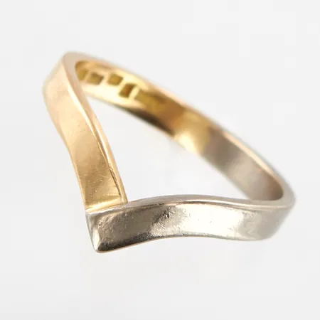 Ring, stl 17¼, bredd 3mm, guldsmed Björn Nilsson, Kristianstad år 2007,  detalj i vitguld, 18K Vikt: 3,3 g