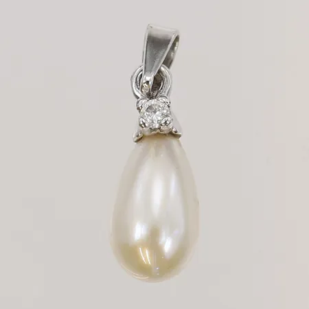 Hänge med imitationspärla samt vit sten, höjd inkl. ögla: 22 mm, bredd: 7 mm, felaktigt stämplad som silver, metall.