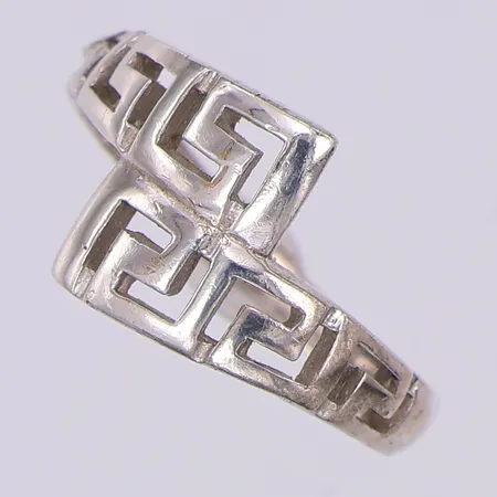 Ring, meandermönster, stl 15¾, skev, repig, 925/1000 silver Vikt: 2,7 g