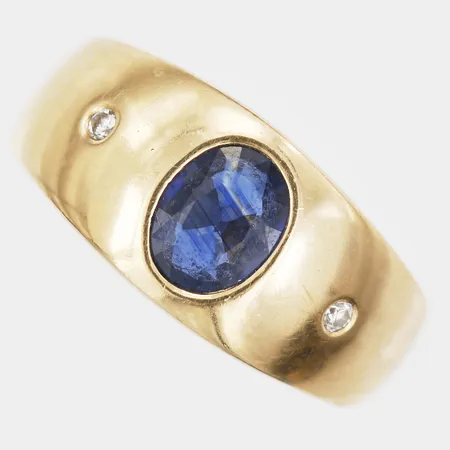 Ring med safir samt diamanter 2 x ca 0,15ct, stl: 16¾, bredd: 5 - 9mm, gravyr, bruksslitage, 18K guld. Vikt: 9,8 g