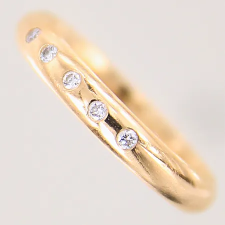 Ring med diamanter 5 x ca 0,01ct, stl 16¼, bredd 3mm, gravyr, 18K Vikt: 2,3 g