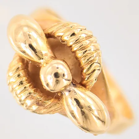 Ring med dekor, stl 17, bredd 2,5-12,6mm, 18K Vikt: 4,8 g