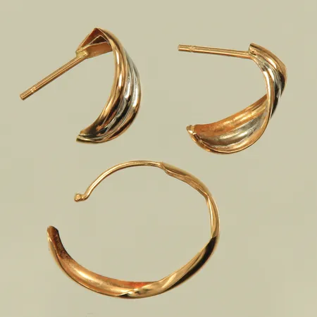 Tre örhängen, skeva, saknar snurrebussar, 18K, 0,9g Vikt: 0 g