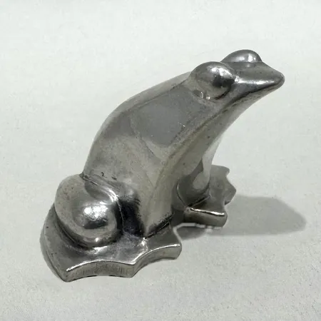 Skulptur, groda, Gunnar Cyrén, gjord för Sveriges Riksdag, höjd 7,5cm, tenn, lätt bruksslitage, mindre buckla vid rygg