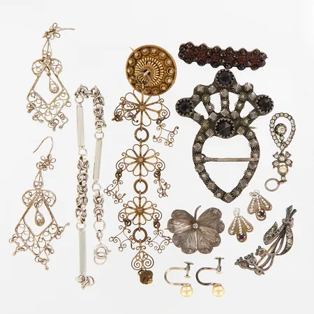 Fem broscher, två par örhängen, tre hängen, ett armband, defekter, silver  Vikt: 59,4 g