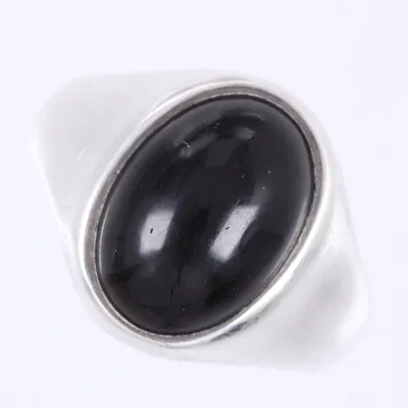 Ring med svart sten, stl 18, bredd ca 4-15mm, svensk importstämpel, 835/1000 silver  Vikt: 5,1 g