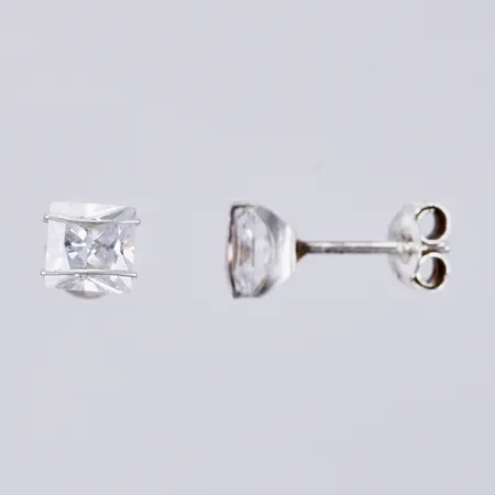 Ett par örhängen med vita stenar, längd ca 0,5cm, bredd ca 5mm, 925/1000 silver  Vikt: 0,8 g