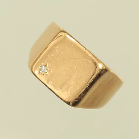 Klackring med vit sten, stl 18¼, bredd 3-12mm, hål på insida skena, repig/bucklig utsida, 18K, 6,8g Vikt: 6,8 g