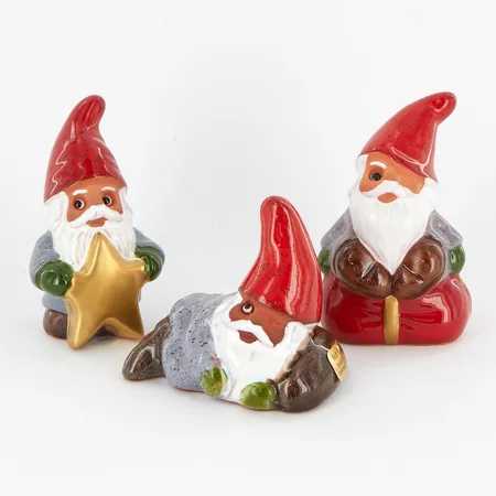 Tre tomtefiguriner, design Rolf Berg, Torshälla Sweden, höjd ca 7-9cm, etikettmärkta, glasyrbortfall på stjärna