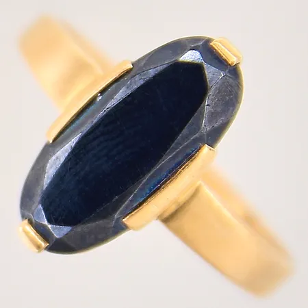 Ring med hematit, stl 18½, bredd 1,7-16mm, repig sten, 18K Vikt: 4,4 g