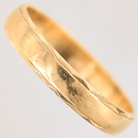 Ring med dekor, stl 20, bredd 4mm, gravyr, 18K Vikt: 3,4 g