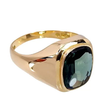 Klackring, 18K guld, grön Spinell 10x12 mm, Ceson Guldvaru Ab, Göteborg, svensk kontrollstämpel, Ø20¾ mm, bredd 2,7 - 15 mm, sten utan anmärkning, fint skick Vikt: 4,7 g
