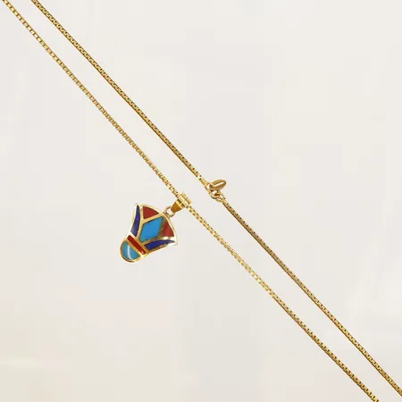 Kedja Venezia, samt hänge med olikfärgade stenar, längd: ca 67cm, bredd: 2mm, hänge längd inkl. ögla: 30mm, hänge bredd: 20mm, bruksskick, lagning, ej öppningsbar, 18K guld. Vikt: 17,9 g