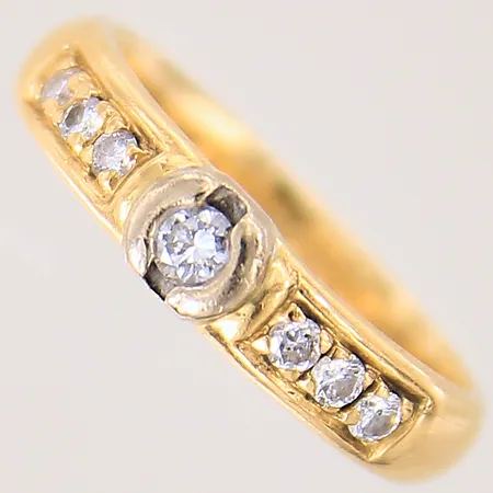 Ring med diamanter 6 x ca 0,02ct, 1 x ca 0,10ct, stl 16¾, bredd 4mm, GFAB, gravyr, 18K Vikt: 4,8 g