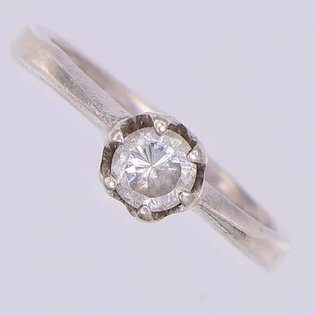 Ring, vit sten, stl 16¼, oläsliga stämplar, silver Vikt: 2,4 g