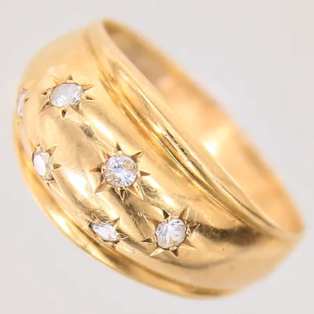 Ring med vita stenar, stl 18¼, bredd 3,5-10,5mm, gravyr, 18K Vikt: 3,4 g