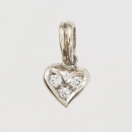 Hänge hjärta med diamanter 3x ca 0,02ct, längd 12mm inklusive ögla, bredd 7mm, vitguld, 18K Vikt: 0,9 g
