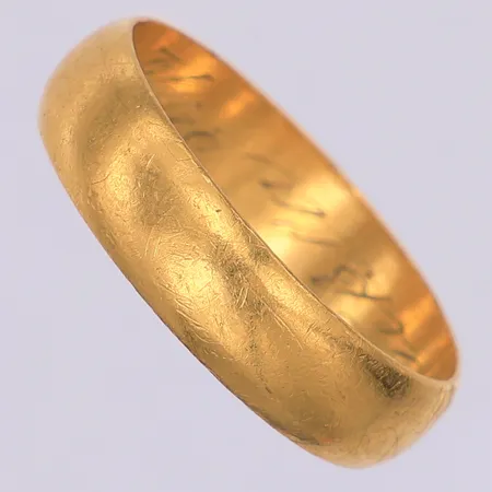 Ring, slät, stl 21¾, gravyr, 23K Vikt: 7,6 g