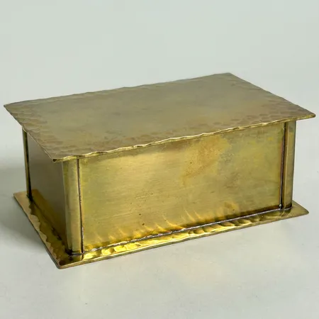 Mässingsask/skrin, 9 x 7 x 4cm, delvis hamrad yta