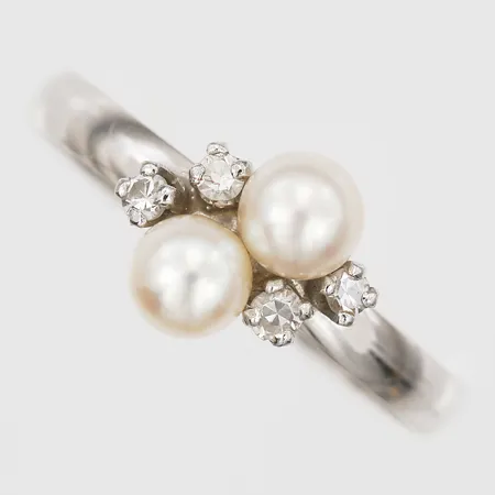 Ring med odlade pärlor och diamanter 4x ca 0,02ct, stl 17½, bredd 2-8mm, vitguld, 18K Vikt: 1,5 g