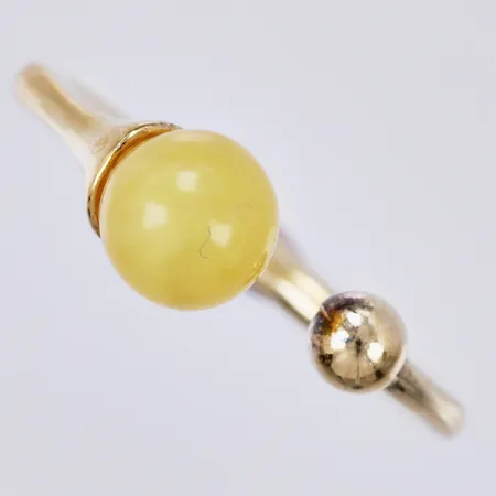 Ring med gul sten, stl ca 17¼, bredd ca 1-6mm, tecken på tidigare lagning i skenan, justerbar, förgyllt 925/1000 silver  Vikt: 2,2 g