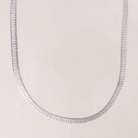 Collier, halvstelt, längd 43cm, bredd 6mm, skev, bucklig, silver 835/1000 Vikt: 29,2 g
