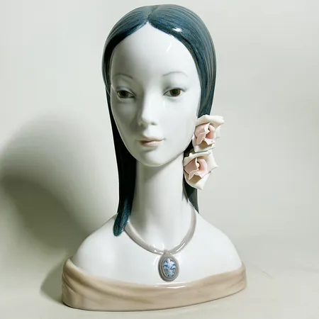 Figurin Lladro La Maja, höjd 30cm, bredd 11-21cm, hand made in Spain Skickas med postpaket.